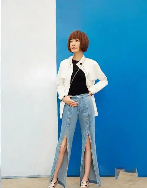 著名主持人陈鲁豫终于穿对衣服一袭牛仔连衣裙长裙减龄时髦