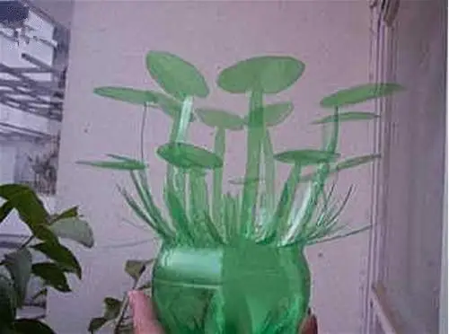 这都太可惜了,把雪碧瓶子废物利用,手工diy下能够变身很漂亮的花篮哦!