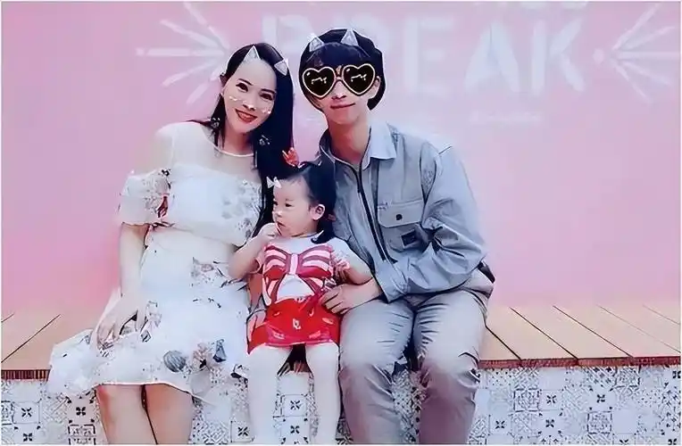 秦昊妻子韩国打水光针,伊能静56岁满脸针眼,感慨:实在太痛苦了