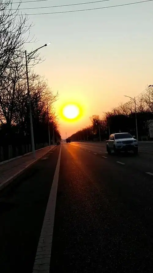 傍晚的太阳好像红宝石,美丽动人.