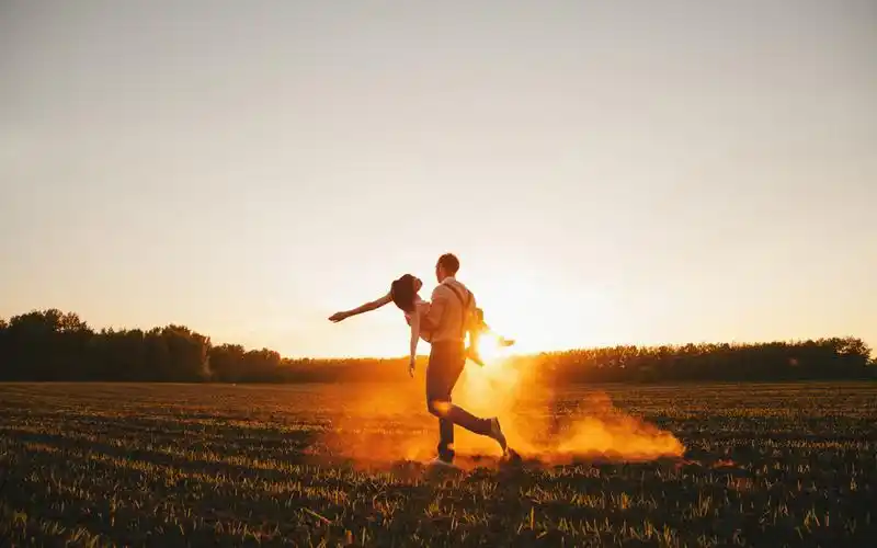 幸福唯美的情侣图片桌面壁纸