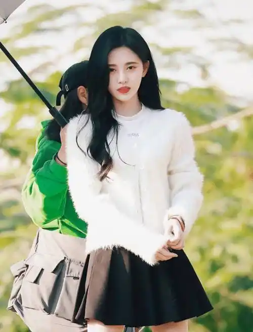 鞠婧祎一改往日穿搭风格新造型穿成财阀千金身高我没看错吧