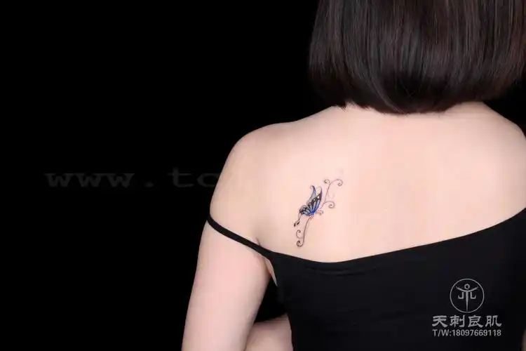 后背蝴蝶纹身闺蜜纹身