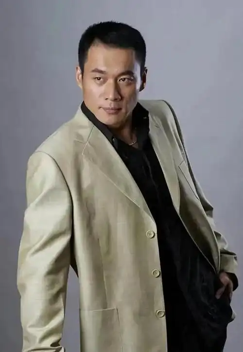 53岁武松丁海峰曝光在美国树林砍柴烤肉美国豪宅尽显气派