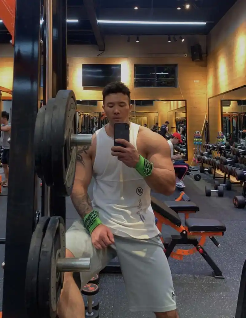 上半身确实练的很壮了#肌肉型男# #健身