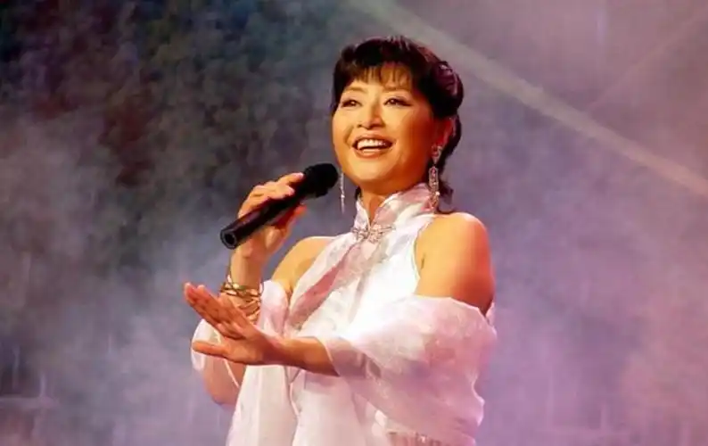 殷秀梅结婚当天就后悔42岁嫁老外拒改国籍65岁至今无子