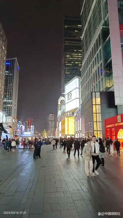 成都市最繁华的地段实景拍摄.堪称成都最繁华的地方