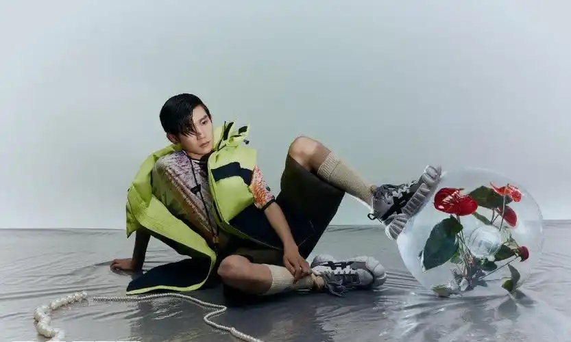 王源遮眼刘海冷峻时尚帅气写真