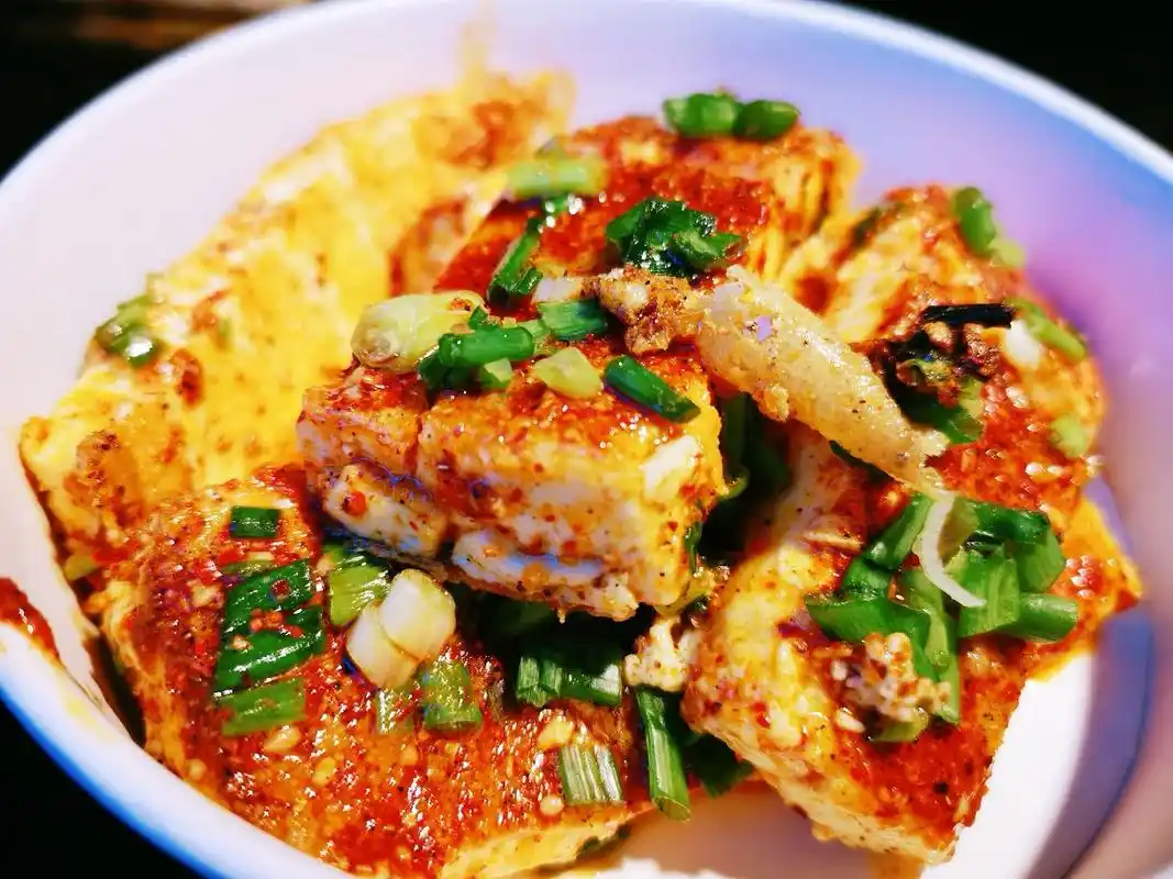 是真爱吃束河包浆豆腐有好几家味道最好的一家在青龙桥旁边10元份团购