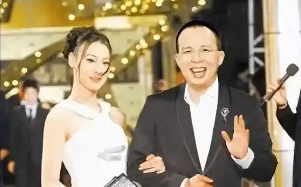 梁洛施首次谈育儿观,不给15岁儿子买手机,不贪图李泽楷的财富