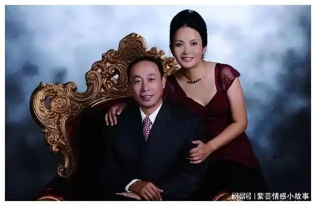 硬汉张丰毅二婚娶小12岁霍凡28年宠妻如宝两人至今无子