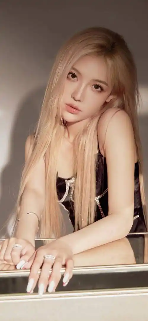 美艳霸气金发小姐姐手机壁纸