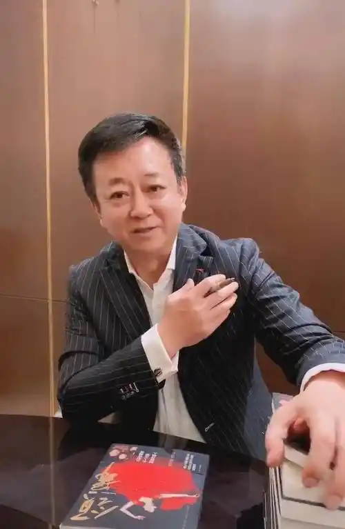 原创57岁朱军近照显年轻头发乌黑精神足为妻子庆生罕见甜蜜秀恩爱