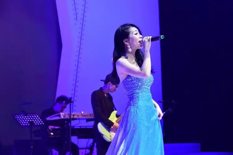 歌手周筠参加厦门嘉禾良库"时间剧场"音乐会演唱