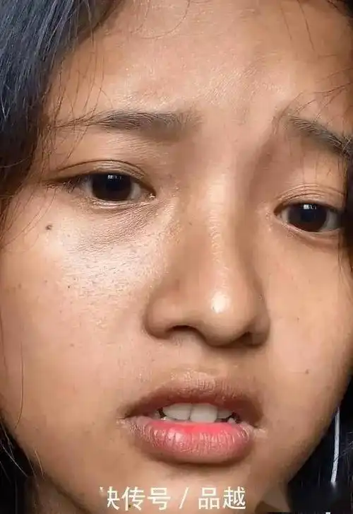 相信不少人应该也都在网上看过那些美妆博主化妆的视频,一个普通的人