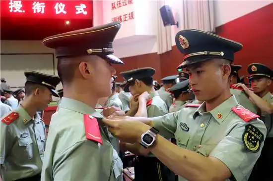 实现了他们自身从一名地方青年到合格军人的转变,光荣加入中国人民武