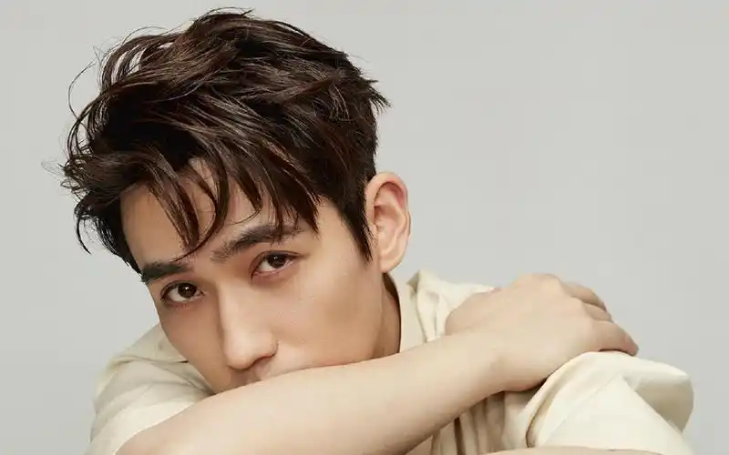 电脑壁纸 明星 大陆明星 绅士男孩朱一龙时尚帅气阳光写真