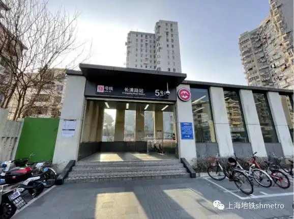 为配合换乘通道改造这个地铁出入口临时关闭