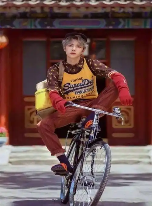 华晨宇的坐姿,王一博的坐姿,易烊千玺的坐姿,看到张一山:模仿不来!