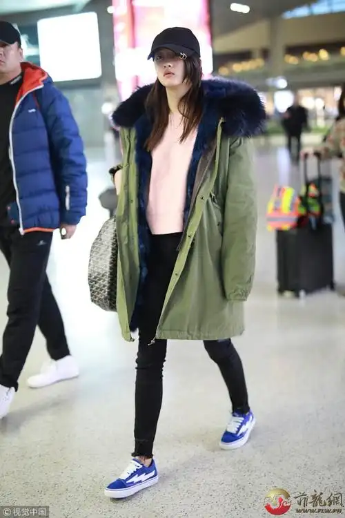 关晓彤咬指甲与助理打闹