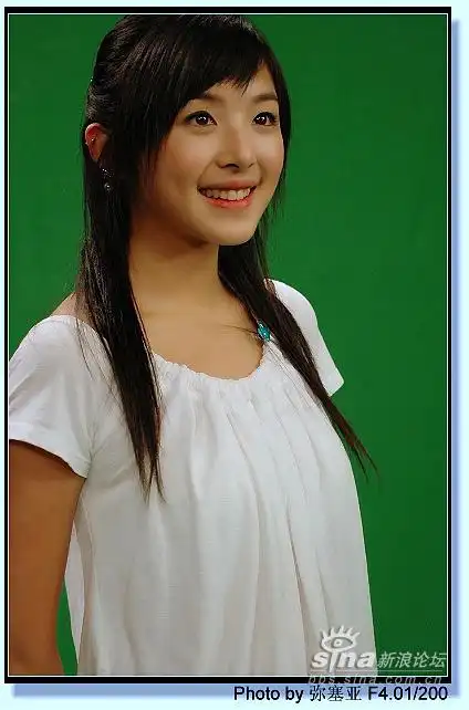 这里有刚收到2004快乐中国超级女声张含韵在德阳一中的丑文,不知道是