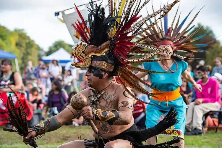 美国"土著人日"渐取代"哥伦布日" 民众穿着美洲土著传统服饰庆祝