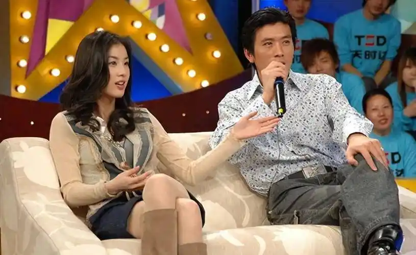 黄圣依:给赵本山下跪,和宋小宝拍吻戏,隐婚8年才被公开身份_周星驰