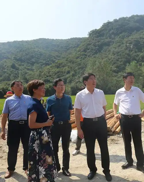 廉政要闻打造精品基地确保脱贫致富杨蕾同志到何家冲村调研指导脱贫