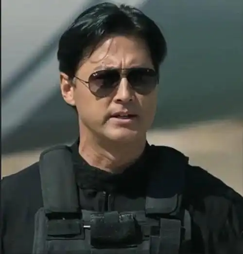 1994年王敏德凭借着《飞虎》中的飞虎队教官走红,获得了第16届香港