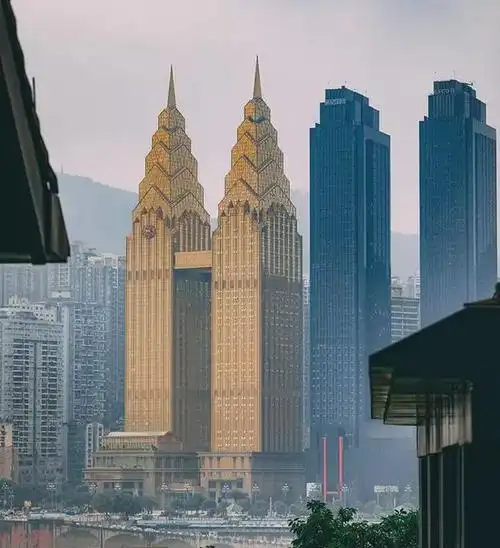 2010年还没抖音,但也没挡住南滨路满满的霸气外露——重庆双子塔黄金