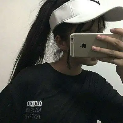 简单头像女生气质戴帽子清纯女生真人高清图片