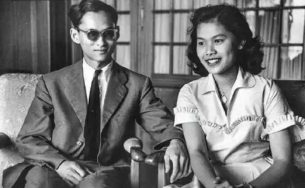 诗丽吉王后和普密蓬大帝谈恋爱是多么有趣,从一场争执开始_国王_父亲