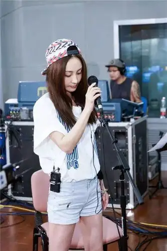 姚笛看见镜头忙挡脸,大卷发搭超短裤,又有了明星气质!