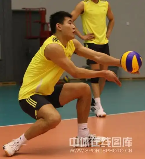 组图:中国男排首次公开训练 混血丁慧一丝不苟