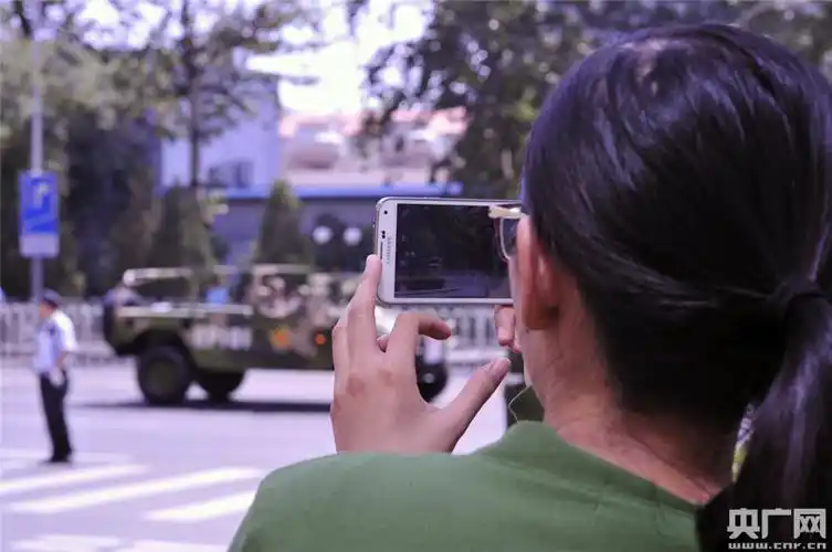 阅兵花絮:那些围观阅兵的背影