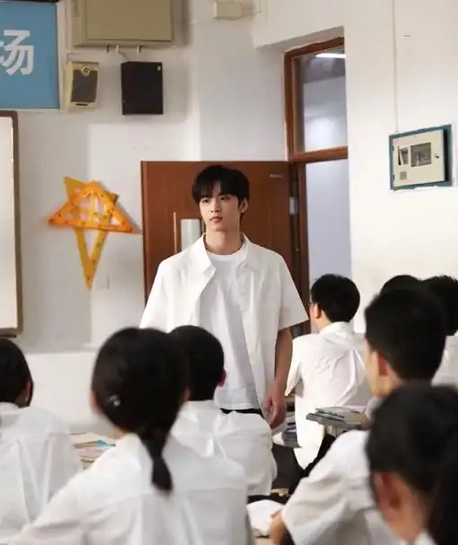 老师晒刘耀文上课照,穿白衬衫像极了言情小说男主,素颜真帅
