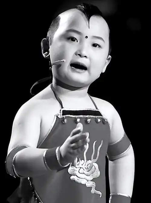 邓鸣贺:6岁登上春晚,八岁离世,被爸妈榨干的价值,人生凄惨!