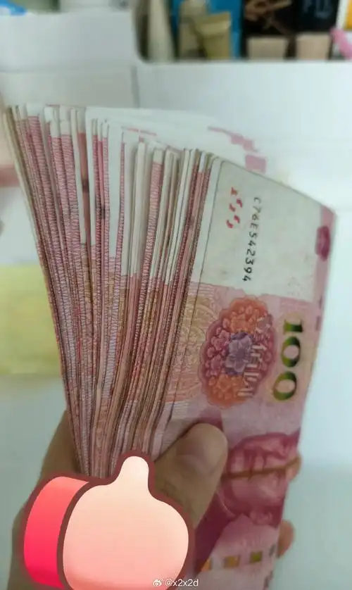 在手机上都是数字感觉不到金钱的实感,今天拿到一万块钱现金突然发现