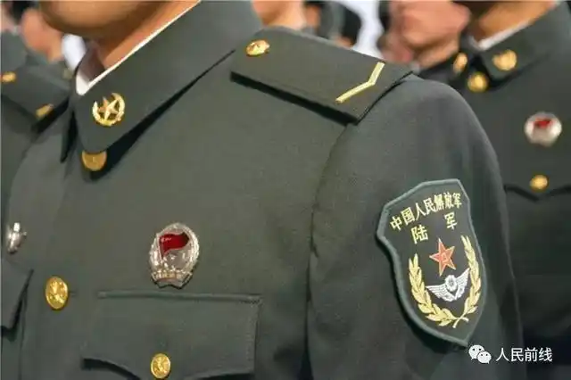 爸爸妈妈向您报喜,我已是一名列兵!_肩章