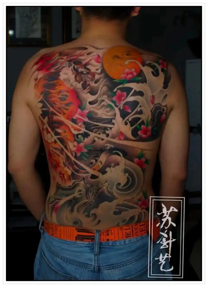 苏针艺纹身作品,满背新传统老虎纹身,#满背纹身 #重庆纹身  - 抖音