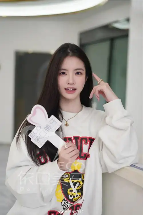 有做矫正直接通过贴面做整齐的哦  我在设计上是保留了她原本的虎牙的