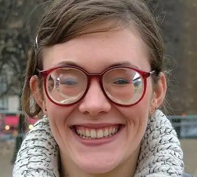 icl 高度近视能治疗吗 (3)眼球突出:高度近视眼多为轴性,眼球明显变长