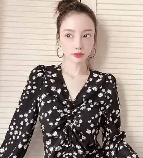 李小璐分手后大变样,近照堪比"整容",不料却被墙壁抢了镜_穿着_黑色