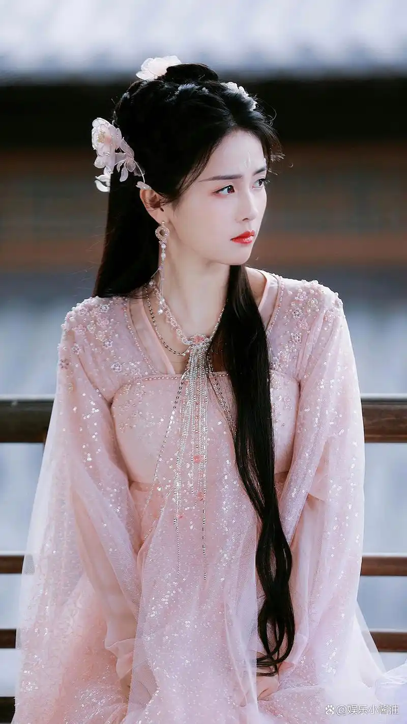 回顾《长月烬明》白鹿十个古装造型,第五个公认的全剧最美!