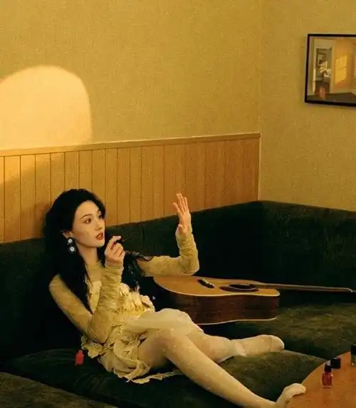 郑爽在家涂指甲油,穿少女袜腿放茶几上,这腿围,普通人不配拥有