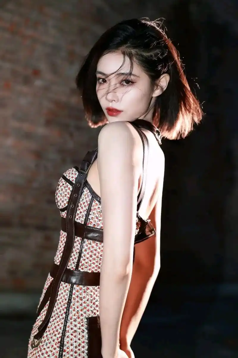 美图分享～许佳琪抹胸裙,黑绑带, 性感又美丽