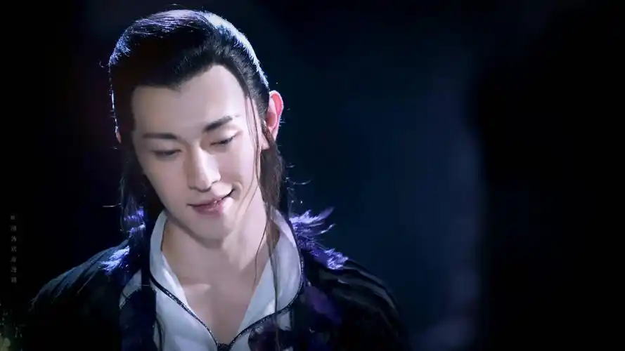 邪魅一笑比拼,邓伦妖气十足,杨洋惹人心动,朱一龙鬼魅诱惑