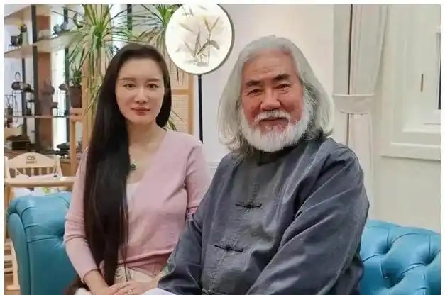 72岁张纪中再添丁42岁娇妻杜星霖官宣四胎高龄生育引热议