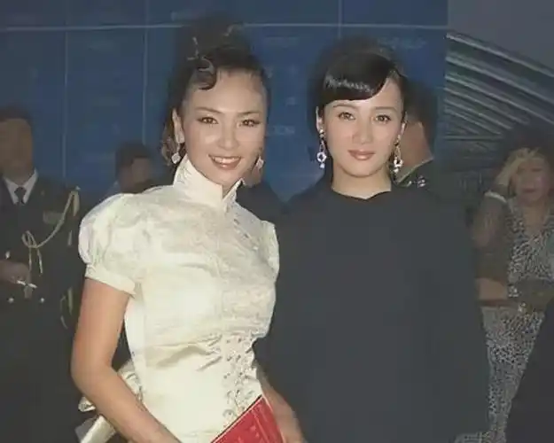 十几年前,年轻时刘涛蒋勤勤合影,那时刘涛皮肤黝黑衣品一言难尽_网易