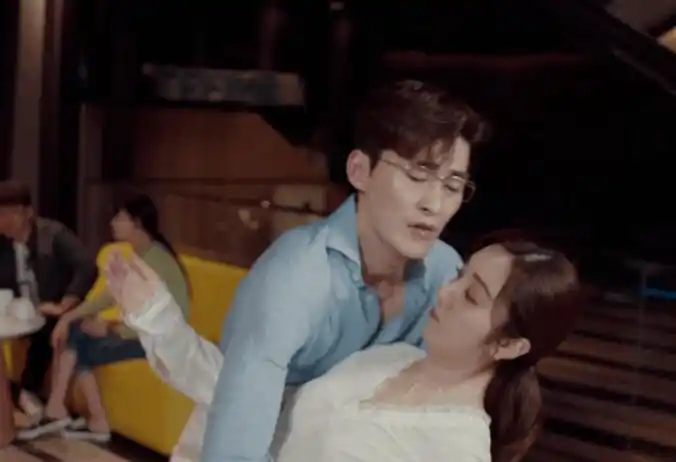 张翰新剧扶王晓晨扯内衣带,想模仿热血青春,却拉低豆瓣评分?